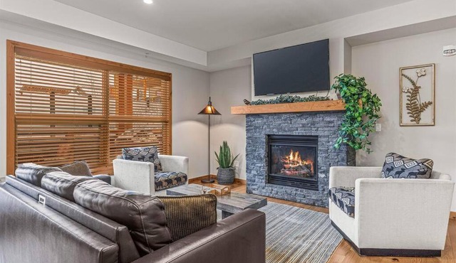 Luxury Mountain Haven Views Hot Tub Patio Spacious Quiet Central