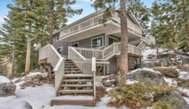 LUXURY MOUNTAIN HOME -Ideal for families- RARE FIND- Sleeps 10
