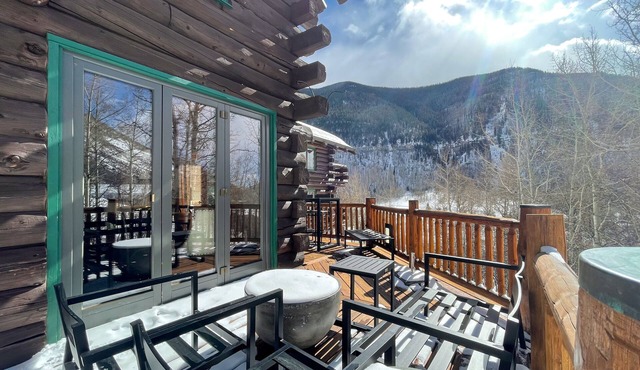 Luxury mountain home with private hot tub, high-speed WiFi, & fireplace