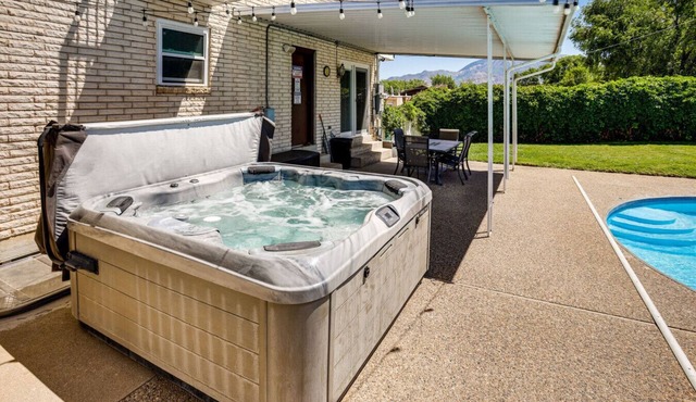 Luxury Mountain View Retreat w/Pool & Hot tub