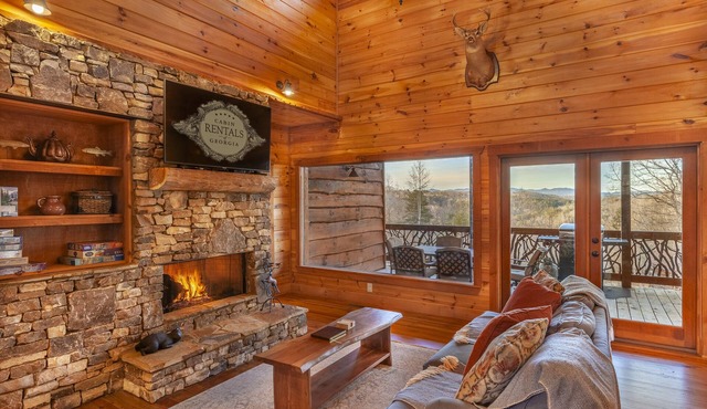 Luxury Mountain View Cabin – 4 Suites, Hot Tub, Shuffleboard