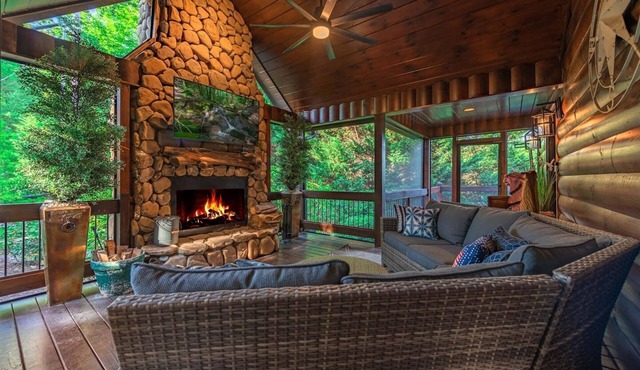 Luxury Mountain View Cabin with Jacuzzi