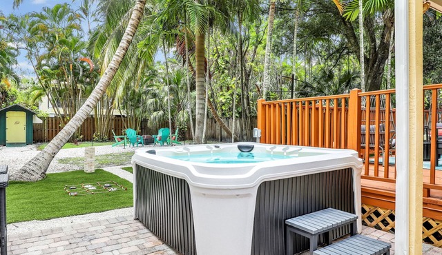 Luxury Naples Getaway: Mini Golf, Hot Tub, Fire Pit