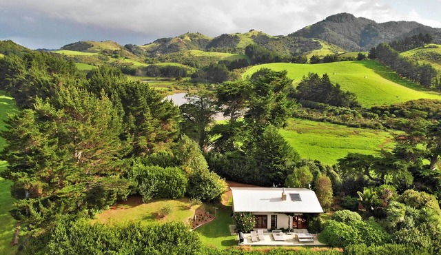 Luxury Nature Retreat with Sea View - Tahi