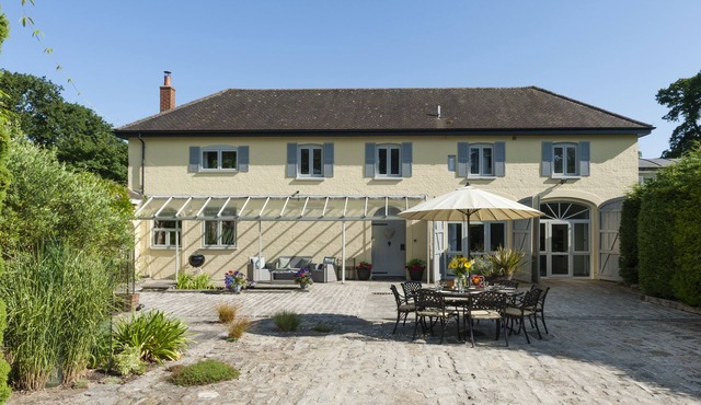 Luxury New Forest Cottage. 4 bedrooms. 10 mins to beach.