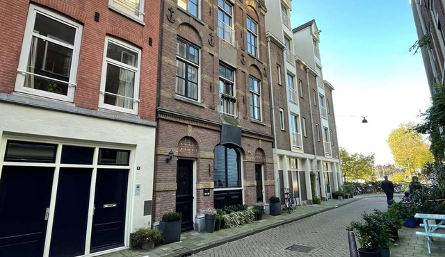 Luxury, Newly Remodeled Apartment in 16th Century Warehouse, with 10 meter Boat.