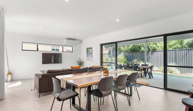 Luxury Oasis- Modern coastal escape near Fremantle