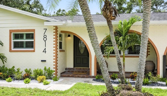 Luxury Oasis Retreat W/Pool, Jacuzzi, Pickleball, Pool Table, Games