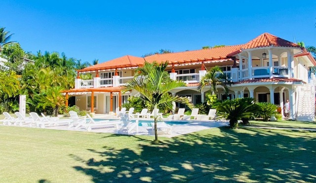 Luxury oceanfront 7 bedrooms villa playa chiquita/Sosua
