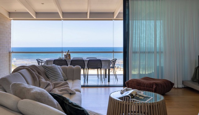 Luxury oceanfront retreat close to cellar doors of McLaren Vale