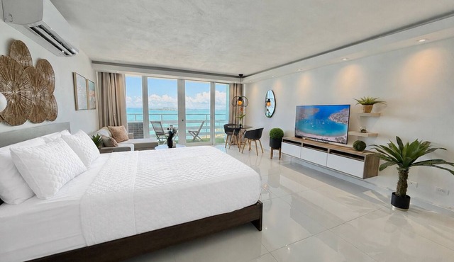 Luxury Oceanfront Studio Stunning Views Pool Balcony + Free Parking