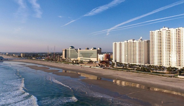 Luxury Oceanfront Two Bedtoom & Two Bathroom Unit with Full Amenities