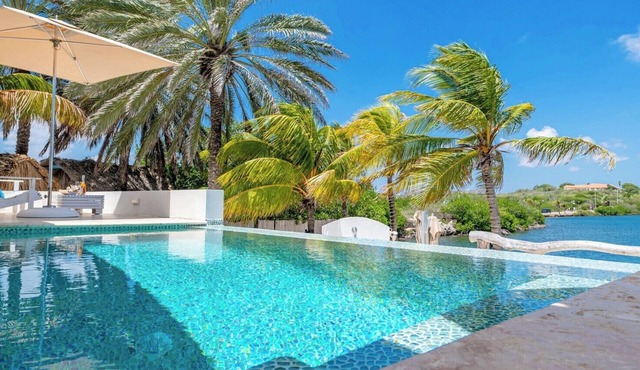 “Luxury Oceanfront Villa with Private Beach in Curacao – Prime Location!”