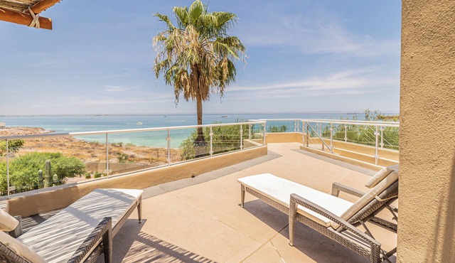 Luxury Oceanfront Villa at Puerta Cortés Resort -Beach Club, Jacuzzi & Golf Cart