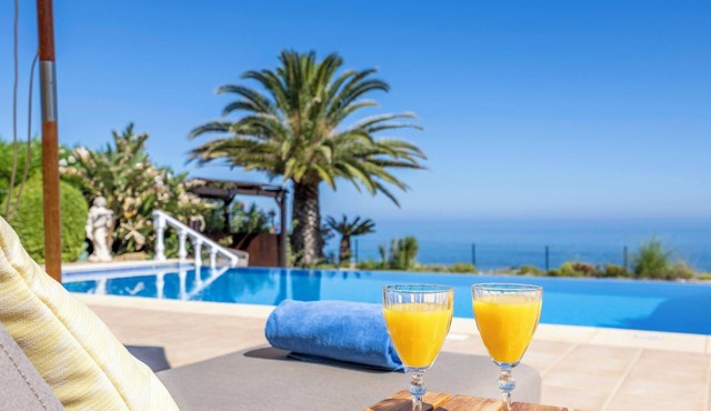Luxury oceanfront Villa with infinity pool (heatable) and breathtaking sea views