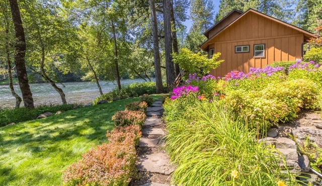 Luxury on McKenzie + FirePit + Traeger+Steps2Water