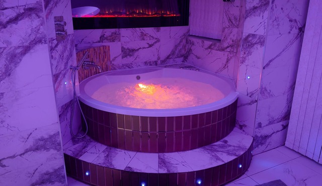 Luxury open plan apartment with large jacuzzi