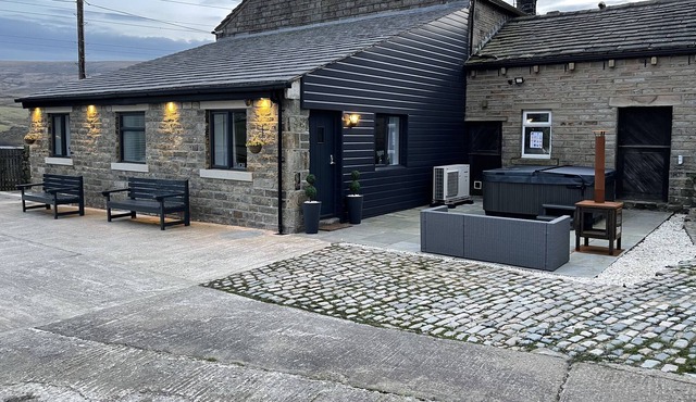 Luxury open plan kitchen, dining, lounge with 2 bedrooms and 2 bathrooms.