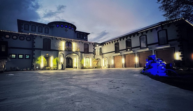 LUXURY/PALACE