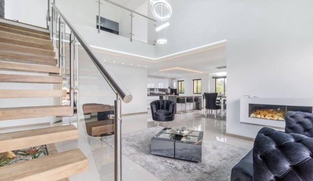 LUXURY PENT HOUSE