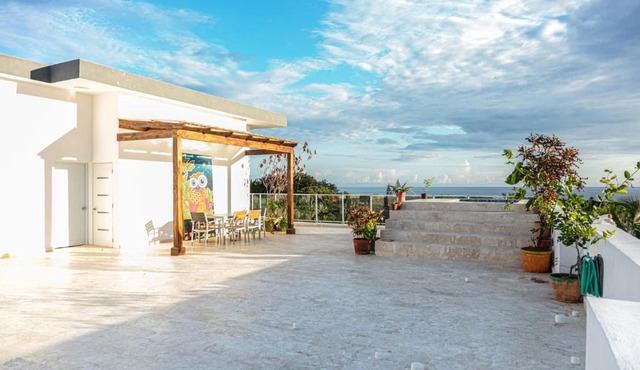 Luxury Penthouse with Private Roof-Deck Jacuzzi!