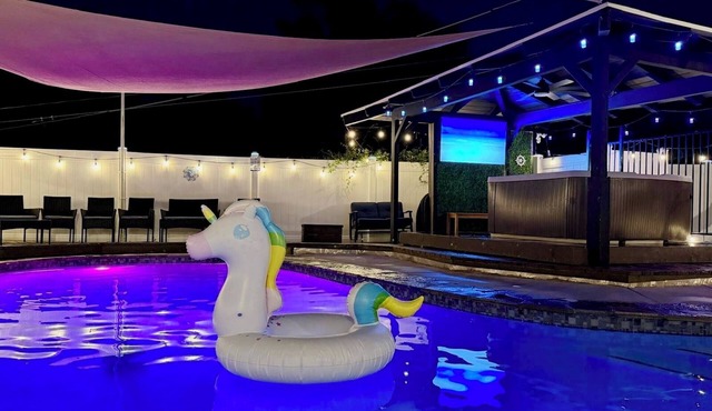 Luxury PickleBall Golf Pool HotTub Grill Arcades 6 TV’s Playground .5 Acre
