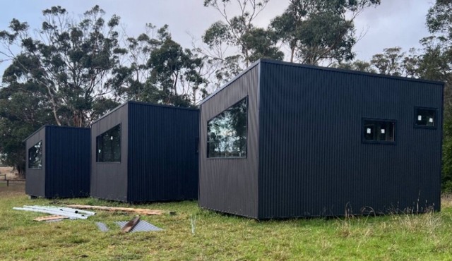 Luxury ‘pod’ in rural Gippsland location in walking distance to iconic pub!