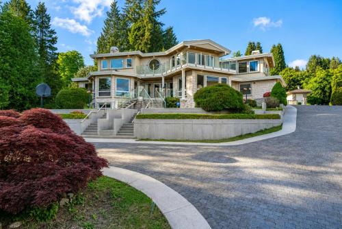 Luxury Pool Villa with City Views in West Vancouver