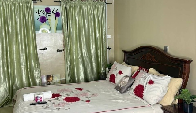 Luxury Poolside Suite/1BR/Quiet Location with Free Wifi and Cable