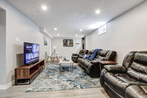 Luxury & private 3 bed basement unit kitchen, wifi, park, mall