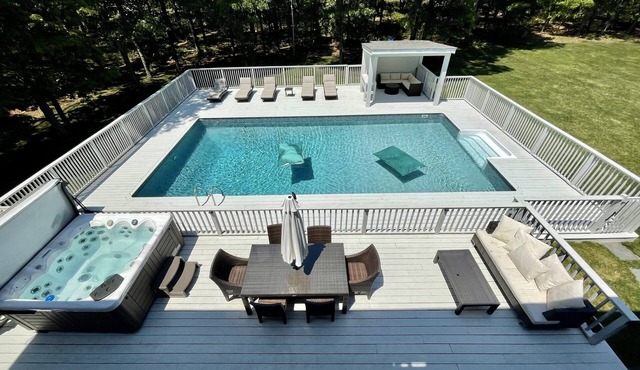 Luxury, private, gated heated pool, hot tub, fenced in property! Child friendly!