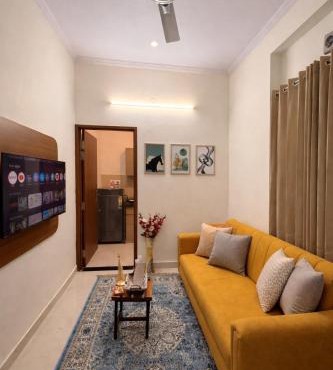 Luxury Private Studio Balcony Smart TV Near City Center