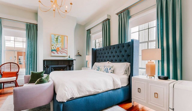 Luxury Private Suite in Boutique Historic Inn The Athenian- Downtown Location