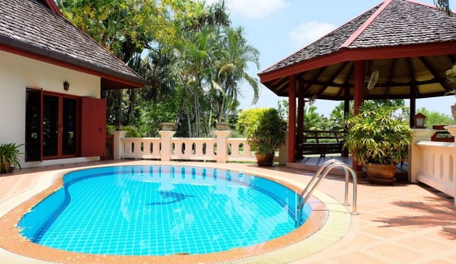 Luxury Private Thai Mediterranean Villa with Garden and Pool, 3200m²