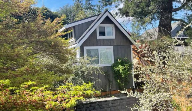 Luxury private tiny house with balcony in coveted Queen Anne neighborhood