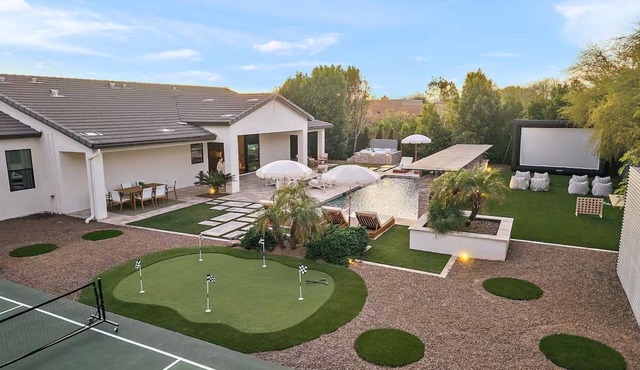 Luxury Resort Oasis : Pool, Pickleball, Sauna, Spa, Sleeps 14 Comfortably