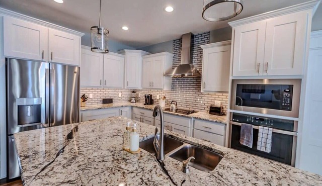 Luxury Retreat: Modern 5BR Ranch in Bennington