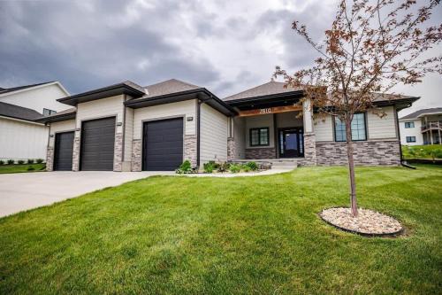 Luxury Retreat- Modern 5BR Ranch in Bennington