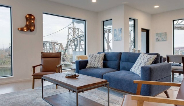 Luxury Riverfront 3BR | Walk to Nissan Stadium & Broadway | Private Garage