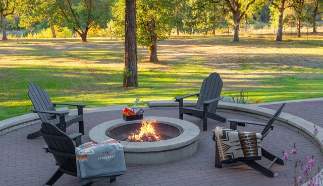 Luxury Riverfront Escape- Hot tub & Fire Pit
