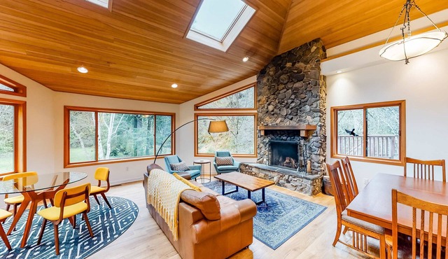 Luxury Riverfront Home with Several Acres Hot Tub and Swimming Holes Dogs OK