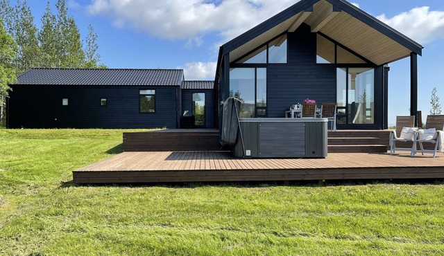 Luxury riverfront villa, w/hot tub and close to the Golden Circle