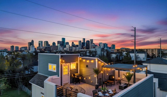 Luxury Rooftop Escape w/Mini Golf & Movie Nights