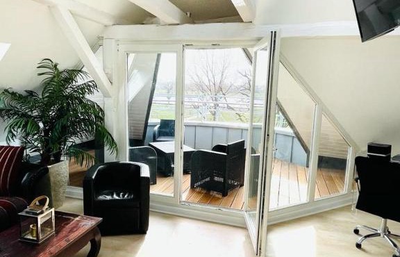 Luxury Rooftop Loft with river view 10min to city