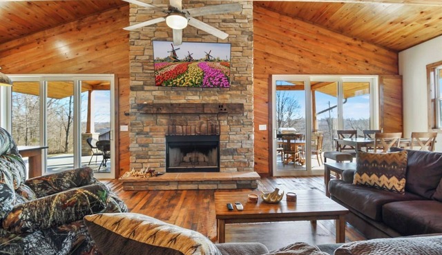 Luxury Rustic Cabin! Over 160 Acres w/trails
