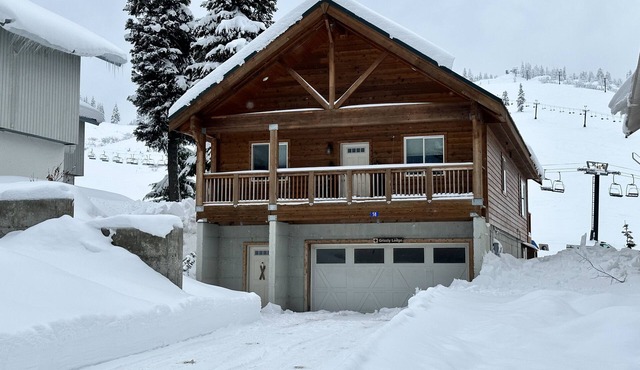 Luxury Rustic Modern on Ski Slope w/Ski in & out. 4B/4Bath w/3 ensuite. w/HotTub