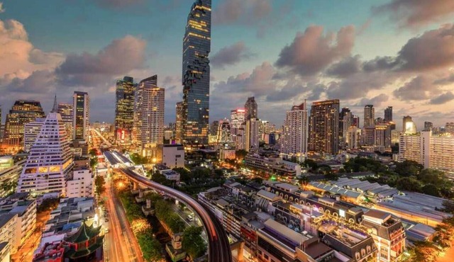 LUXURY & SPACIOUS 2 BR PENTHOUSE WITH ROOFTOP ACCESS IN BANGKOK CITY CENTRE