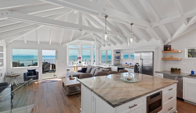 Luxury Sandcastle Beachfront! Sleeps 8 - Walk Everywhere!