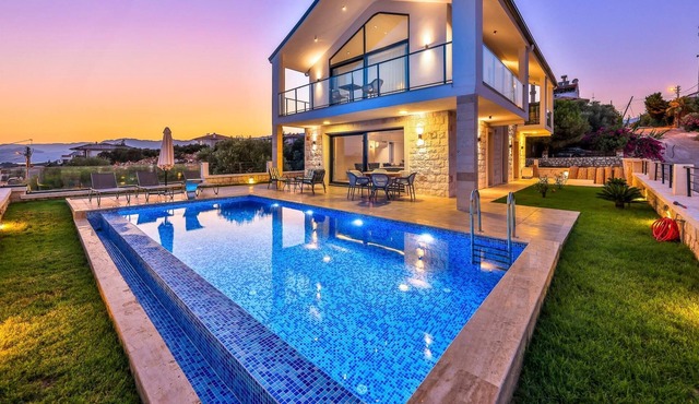 Luxury Sea View Villa w Pool By The Sea in Antalya