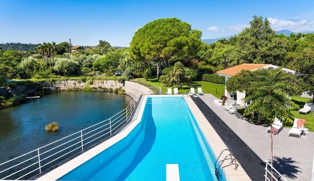 Luxury Seafront Villa Private Pool at just 20 mt from the Sea